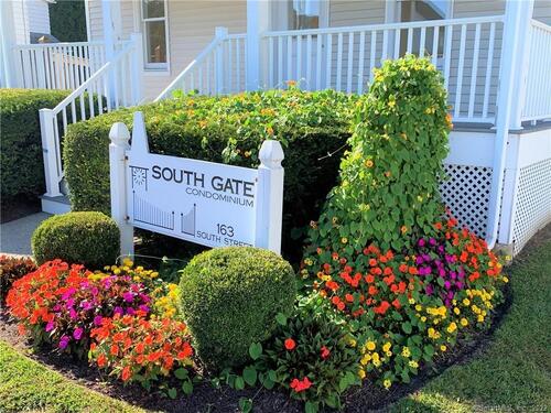 condo home for sale located at 163 South Street, 55, Danbury, CT 06810