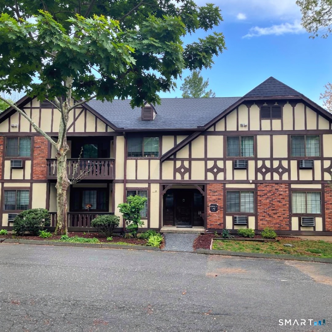 5 Essex Court, 5, Brookfield, CT 06804 | For Sale at $289,500
