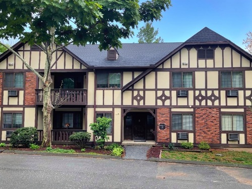  condo home for sale located at 5 Essex Court, 5, Brookfield, CT 06804