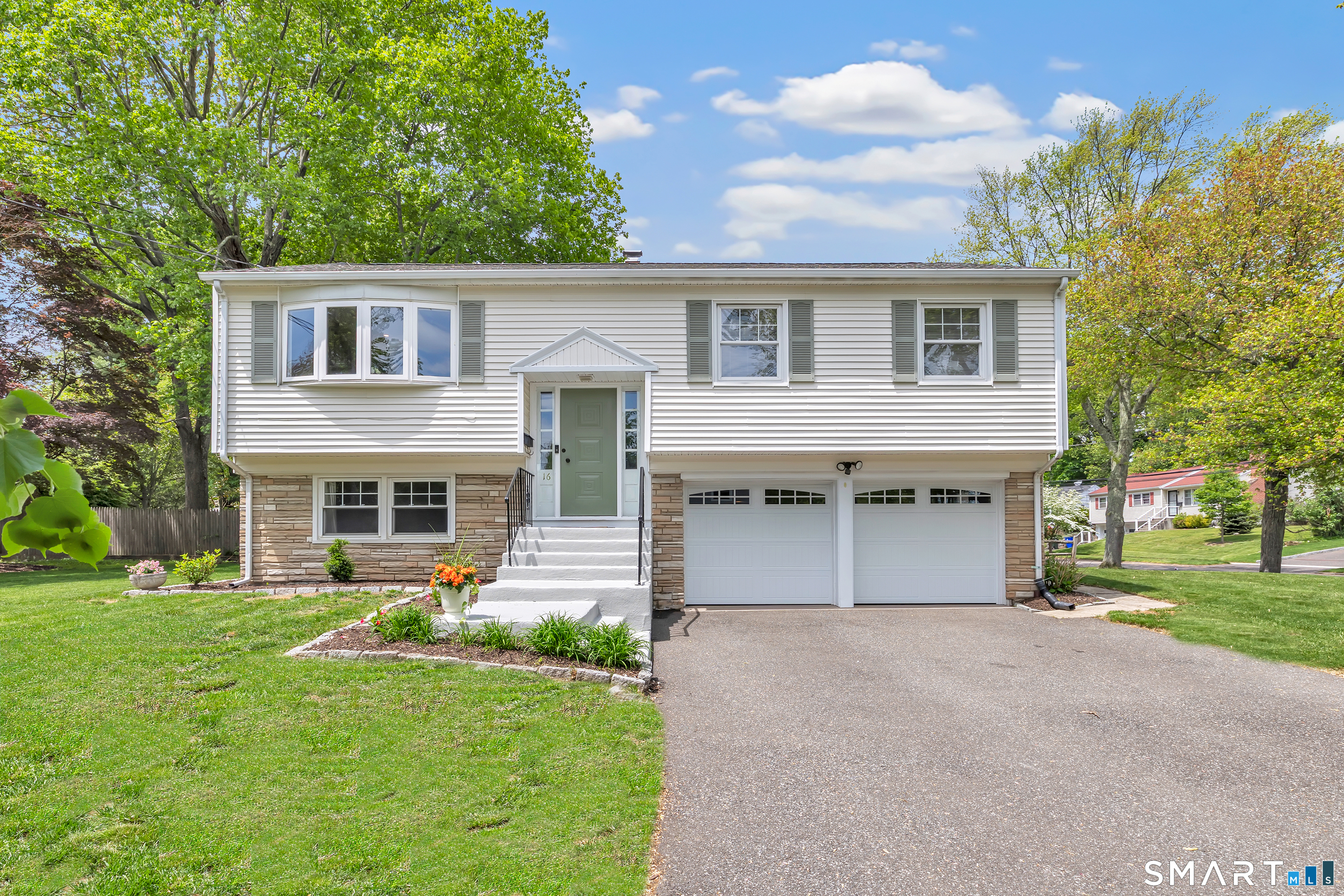 16 Mayflower Circle, Fairfield, CT 06824 | For Sale at $890,000