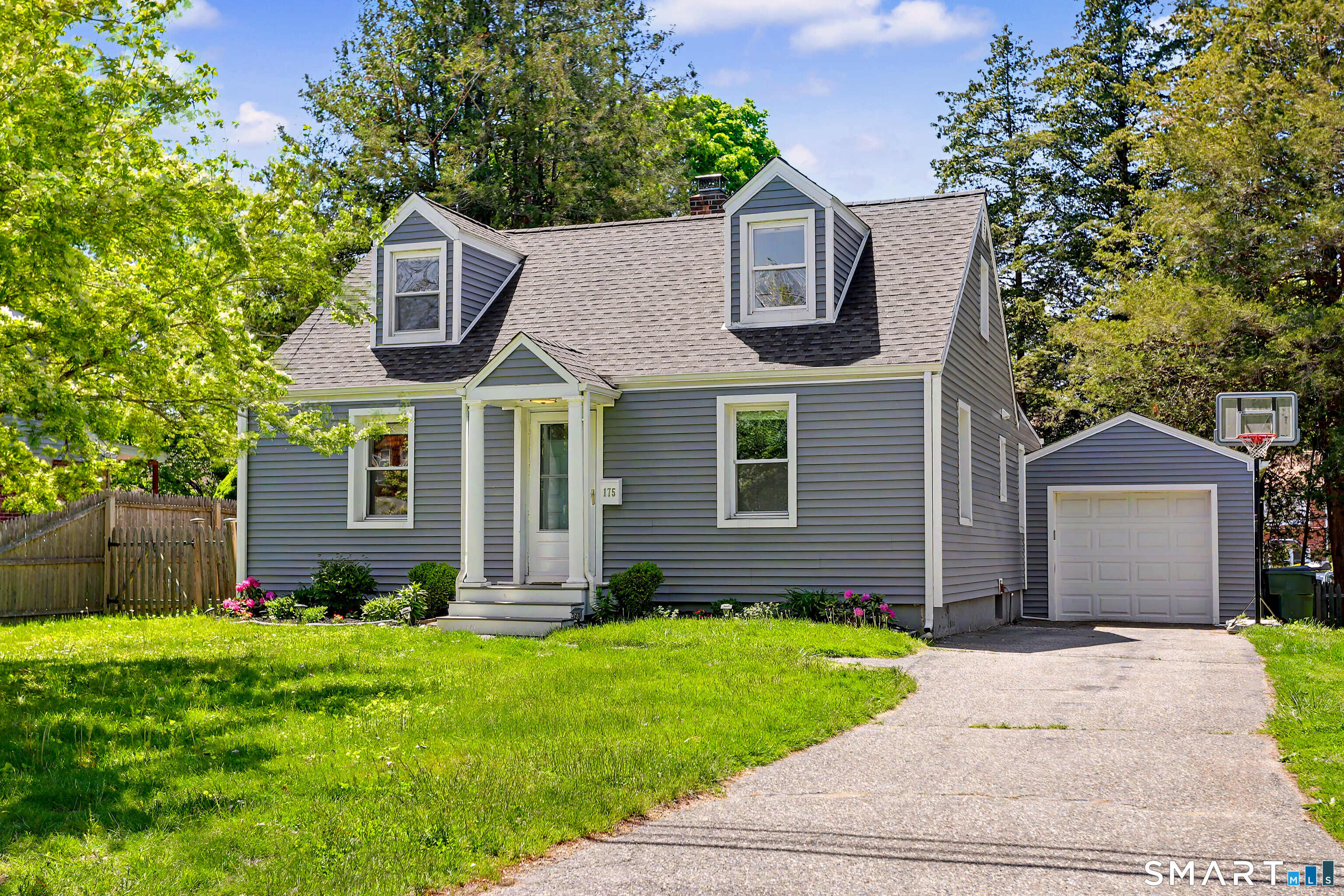 175 School Street, Fairfield, CT 06824 | For Sale at $579,000