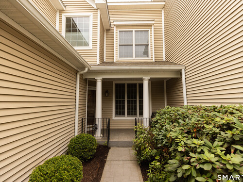  condo home for sale located at 108 Imperial Court, 108, Trumbull, CT 06611