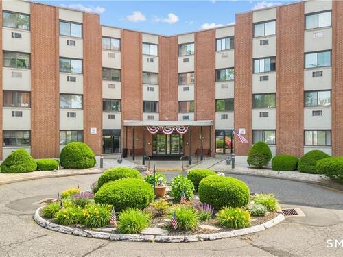  condo home for sale located at 1700 Broadbridge Avenue, a32, Stratford, CT 06614