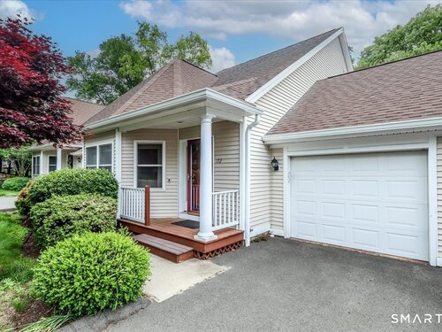 condo home for sale located at 172 Summerfield Gardens, 172, Shelton, CT 06484