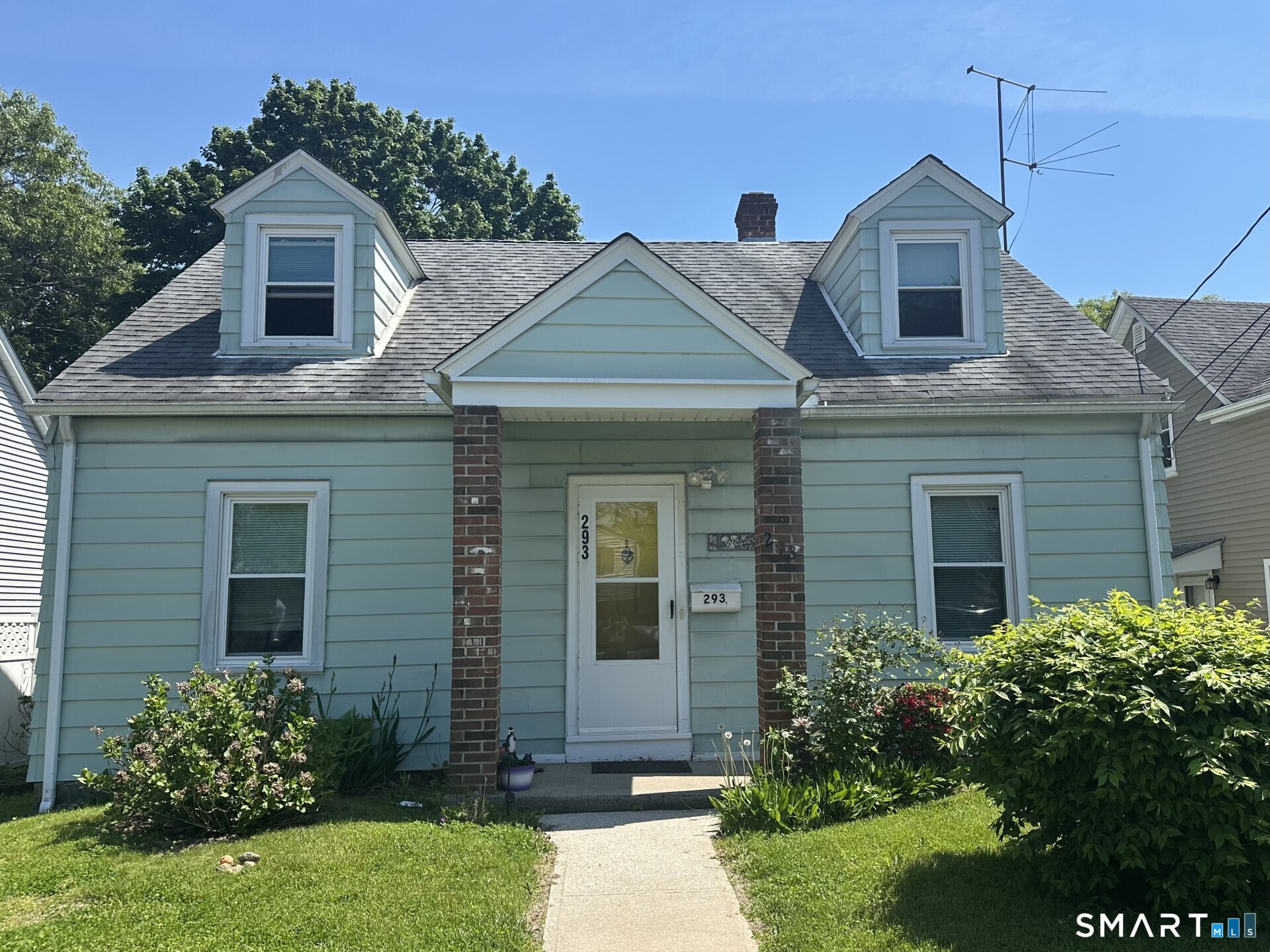 293 Pleasantview Avenue, Bridgeport, CT 06606 | For Sale at $299,900