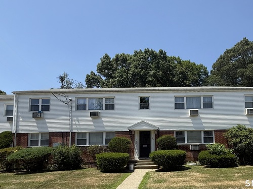  condo home for sale located at 204 Cherry Hill Drive, 1b, Bridgeport, CT 06606