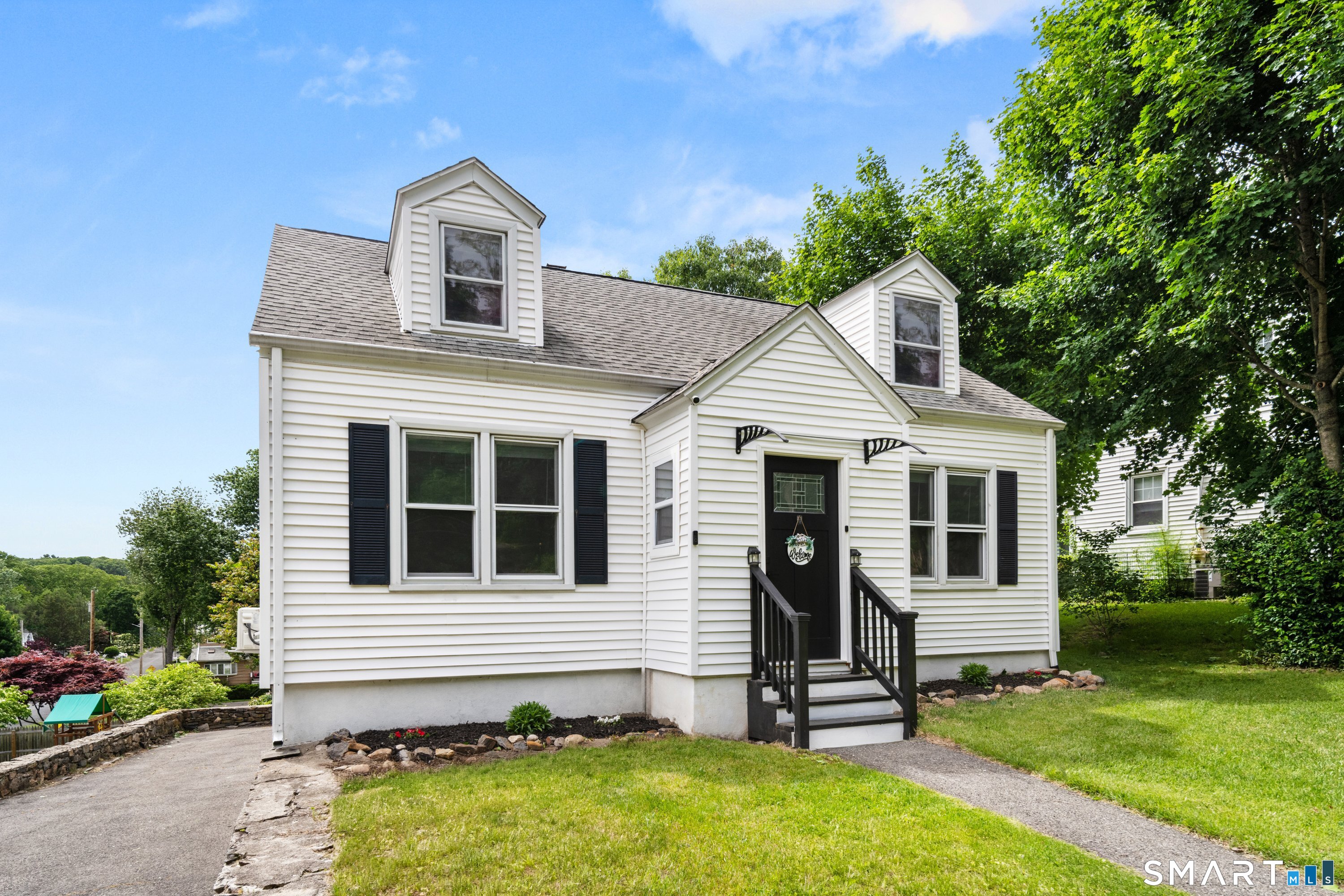 243 White Plains Road, Trumbull, CT 06611 | For Sale at $519,000