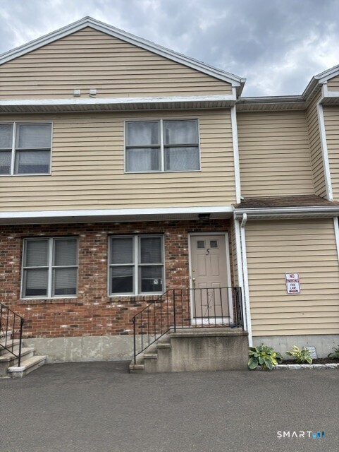 39 Stuart Avenue, 5, Norwalk, CT 06850 | For Sale at $385,000