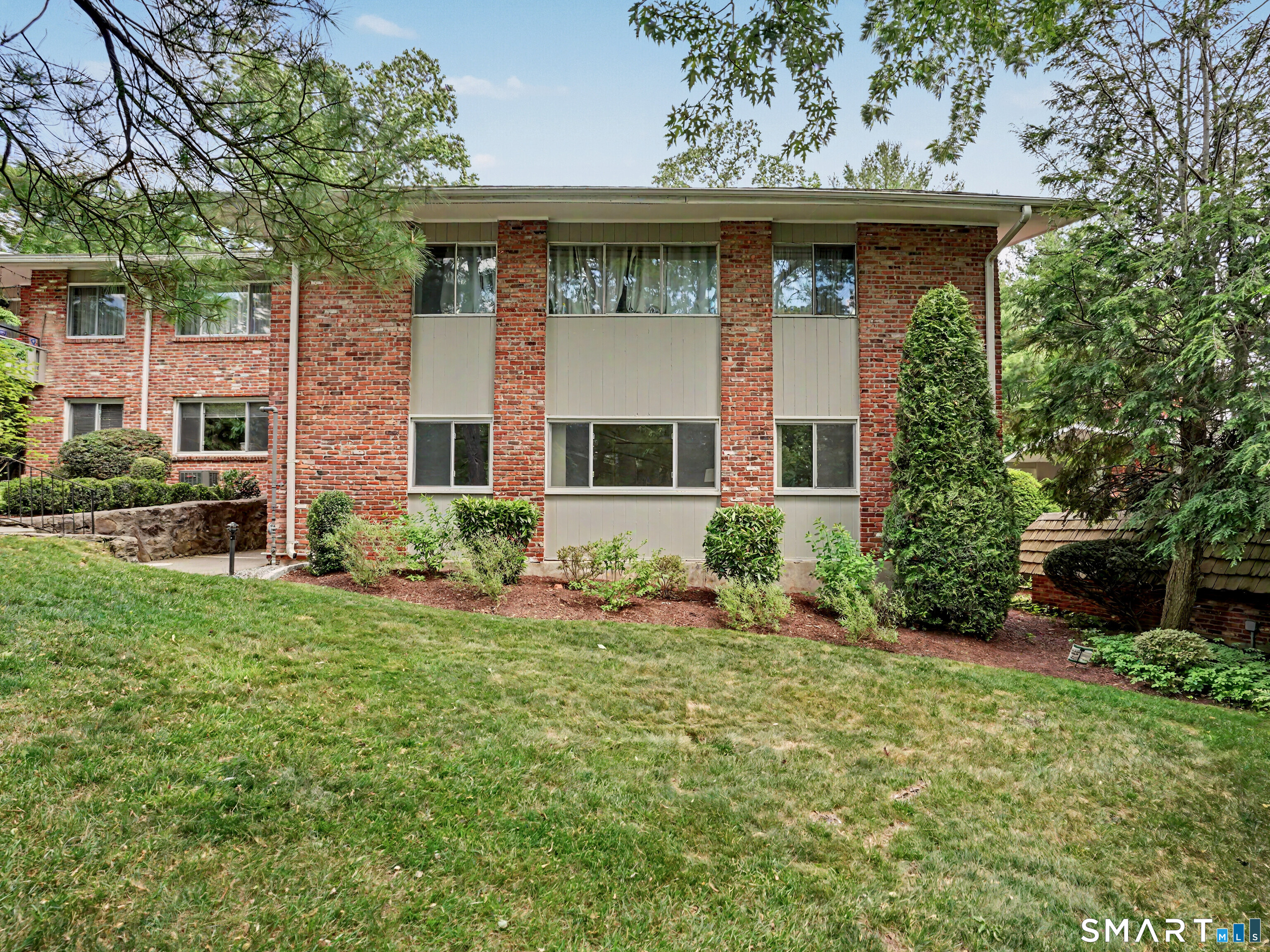 18 Southport Woods Drive, 18, Fairfield, CT 06890 | Sold at $602,000