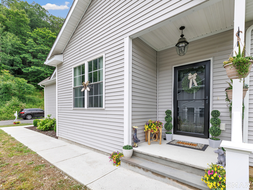  condo home for sale located at 7 Oakview Lane, 7, Bethel, CT 06801