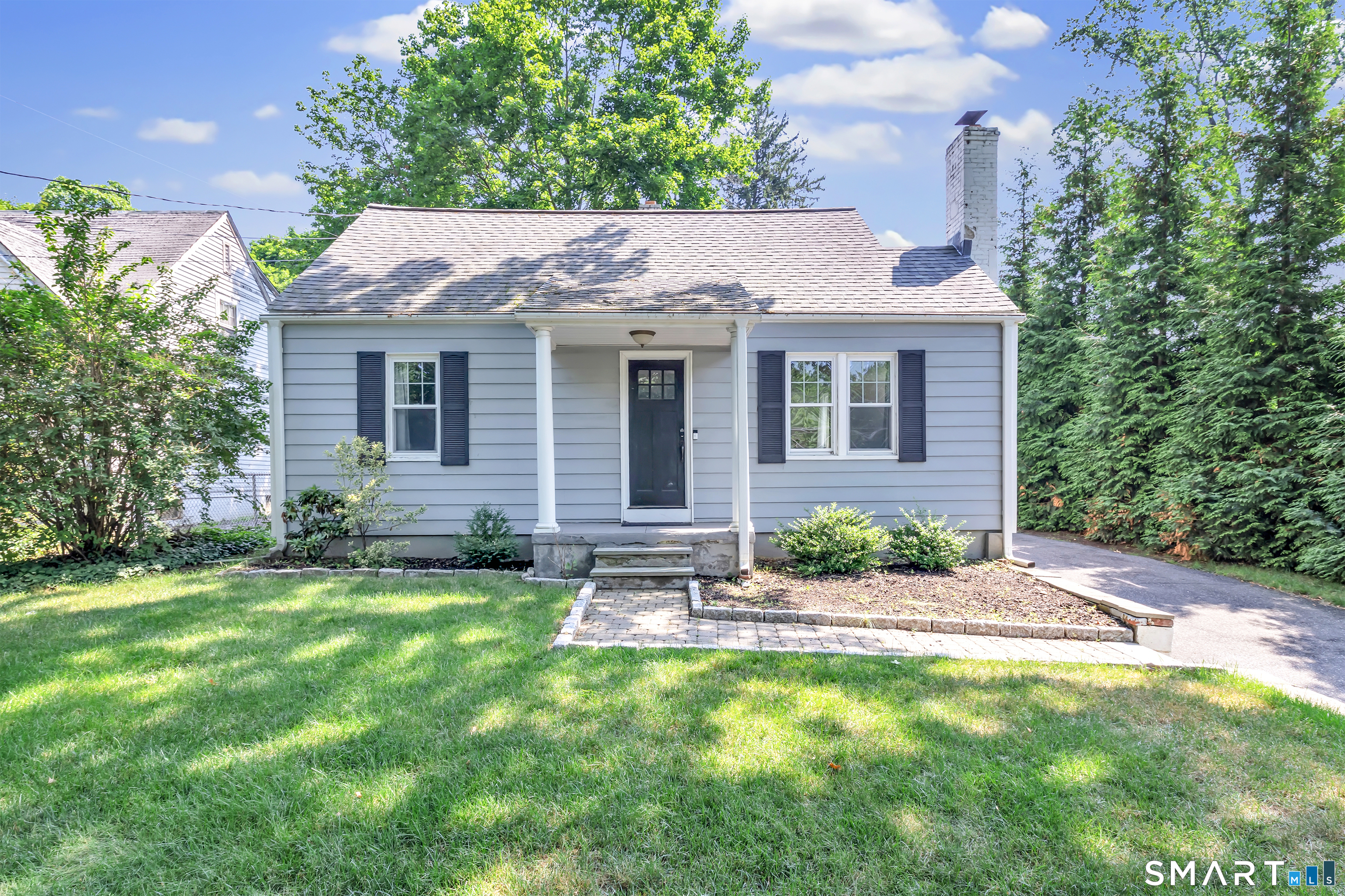 2082 Stratfield Road, Fairfield, CT 06825 | For Sale at $580,000