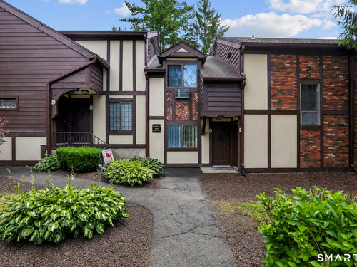  condo home for sale located at 2 Tara Drive, 2, Brookfield, CT 06804