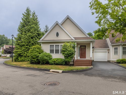  condo home for sale located at 194 Summerfield Gardens, 194, Shelton, CT 06484