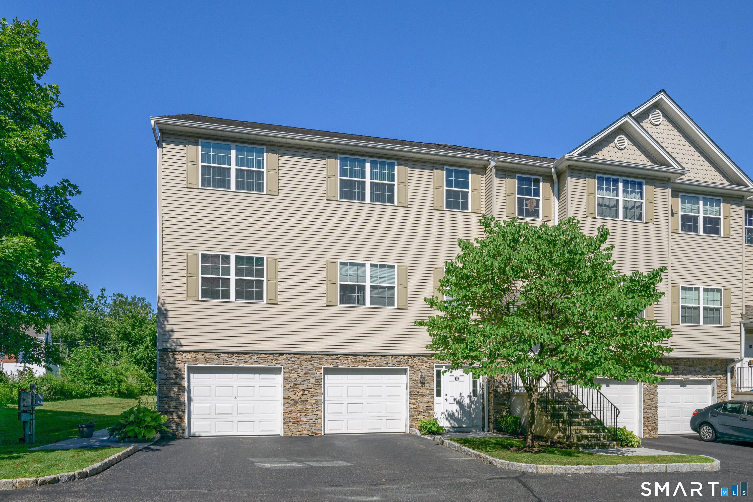 27 Riverview Court, 27, Brookfield, CT 06804 | For Sale at $395,000