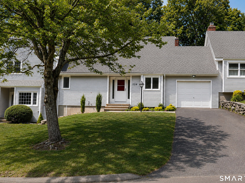 condo home for sale located at 126 Hunters Creek, 126, Shelton, CT 06484