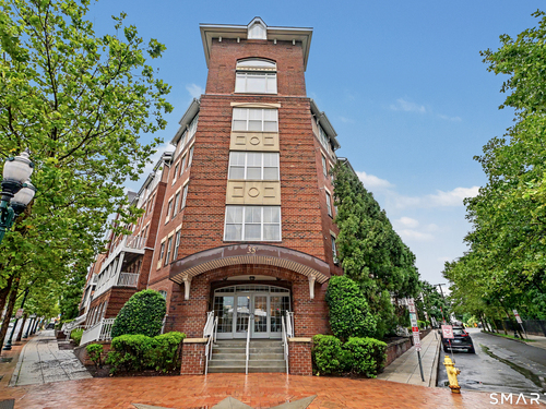  condo home for sale located at 35 West Broad Street, 117, Stamford, CT 06902