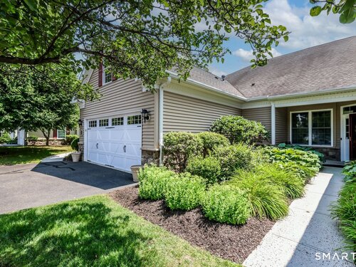  condo home for sale located at 13 Watkins Drive, 13, Newtown, CT 06482