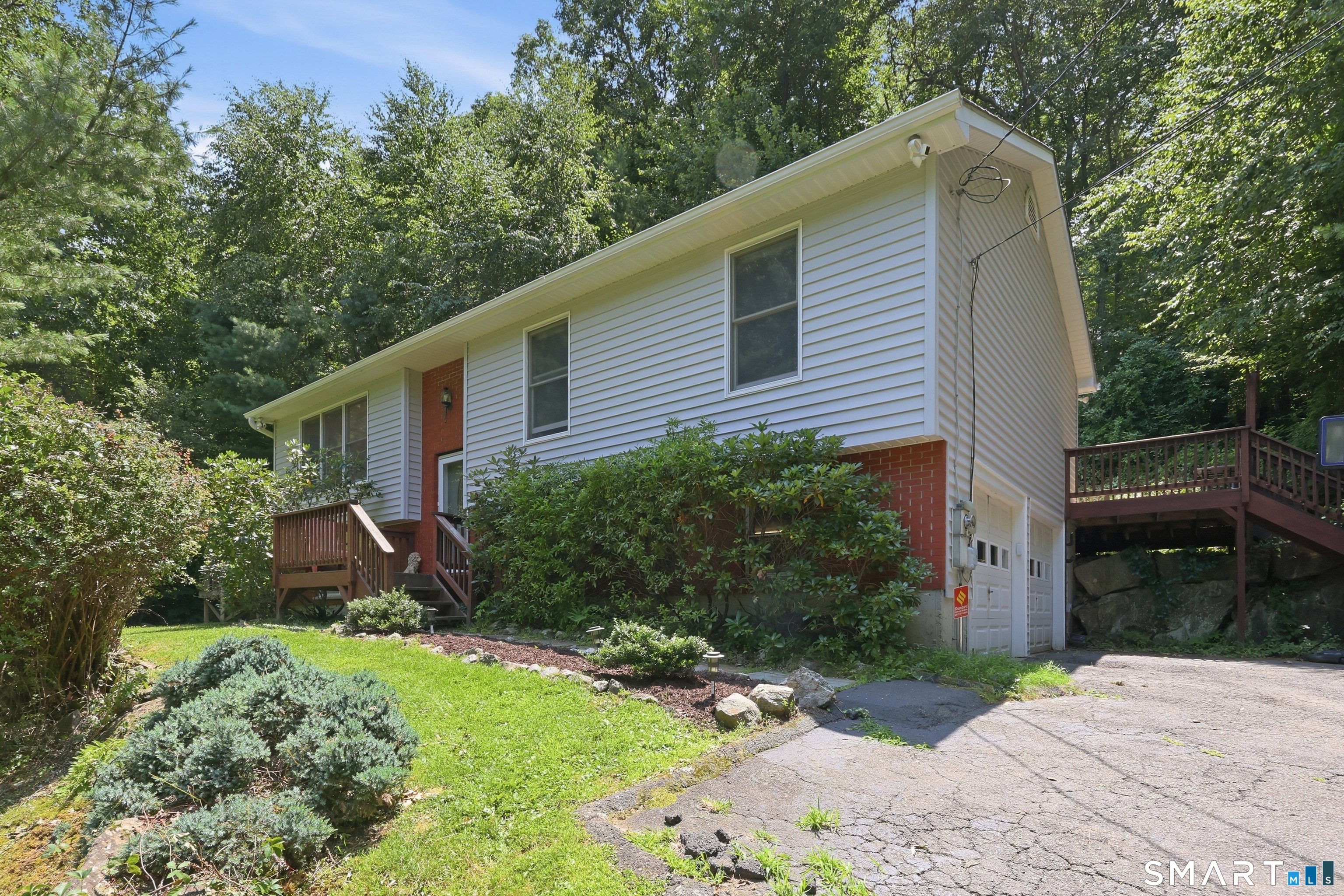 8 Old Bridge Road West, New Fairfield, CT 06812 | For Sale at $565,000