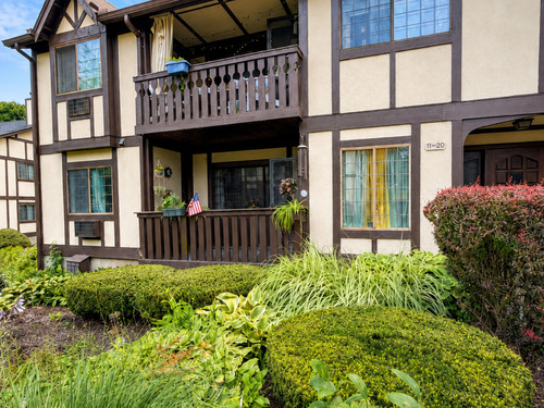  condo home for sale located at 11 Chatham Court, Brookfield, CT 06804
