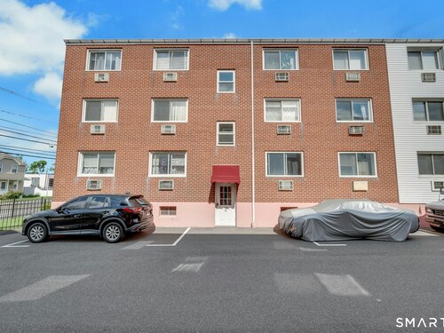  condo home for sale located at 4 Van Zant Street, b5, Norwalk, CT 06855