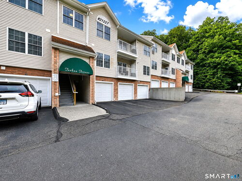  condo home for sale located at 21227 Arganese Place, 211, Trumbull, CT 06611