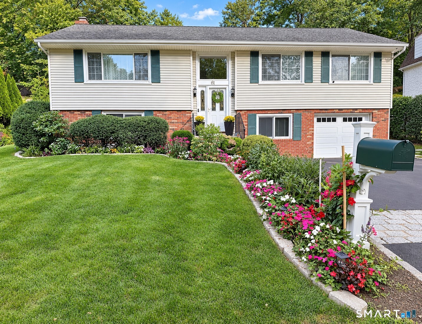 61 Center Drive, Greenwich, CT 06870 | For Sale at $1,549,000