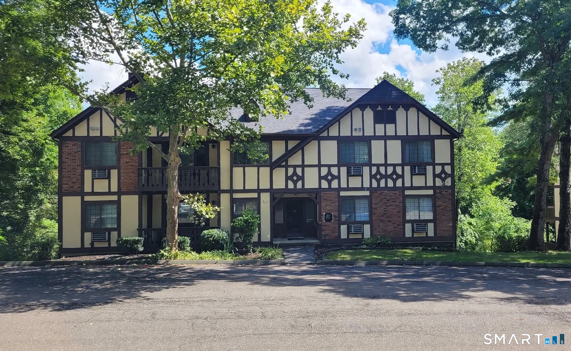 5 Essex Court, 5, Brookfield, CT 06804 | For Sale at $289,500
