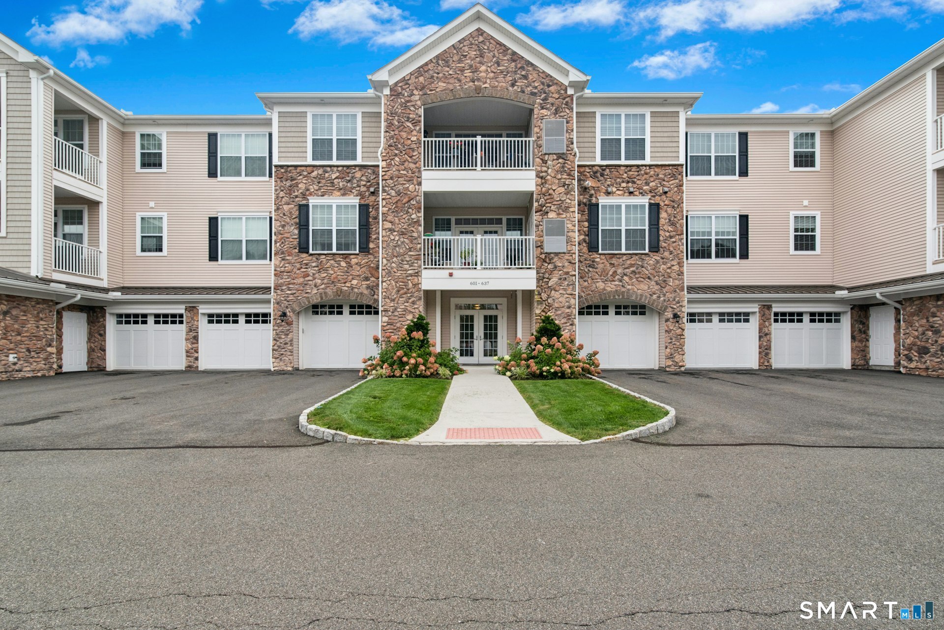 623 Brookside Court, 623, Newtown, CT 06470 | For Sale at $498,900