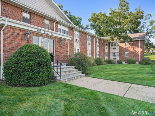  condo home for sale located at 1000 Knapps Highway, 9, Fairfield, CT 06825