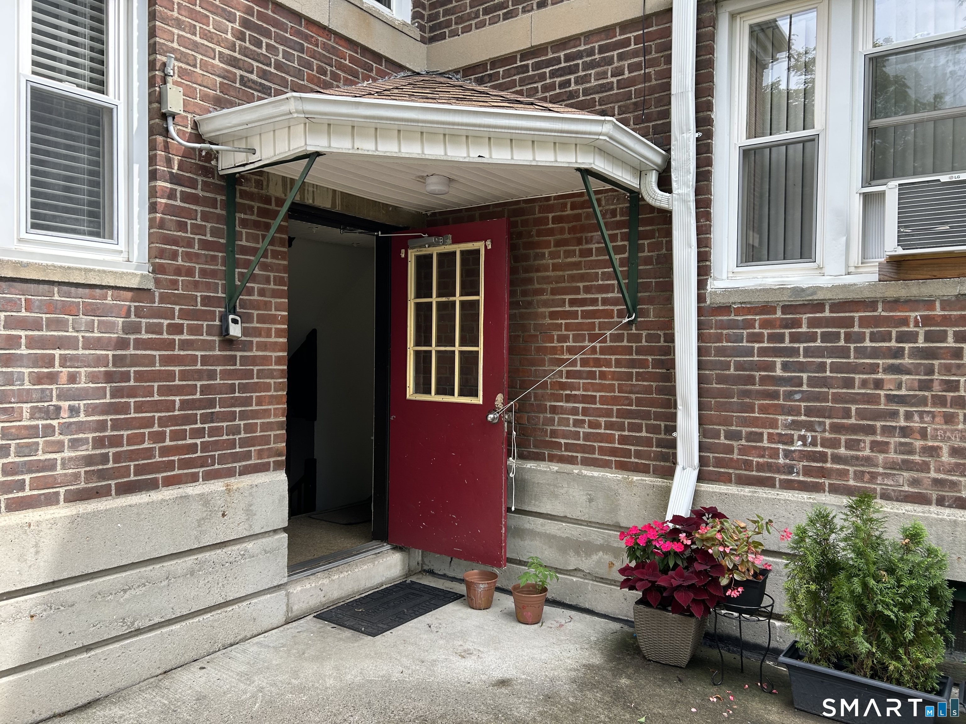335 North Bishop Avenue, 12, Bridgeport, CT 06610 | For Sale at $99,000