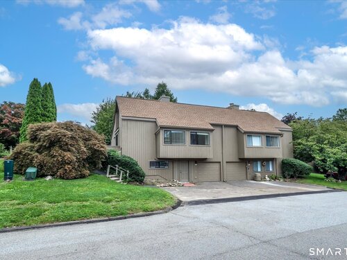  condo home for sale located at 476 Commanche Lane, a, Stratford, CT 06614