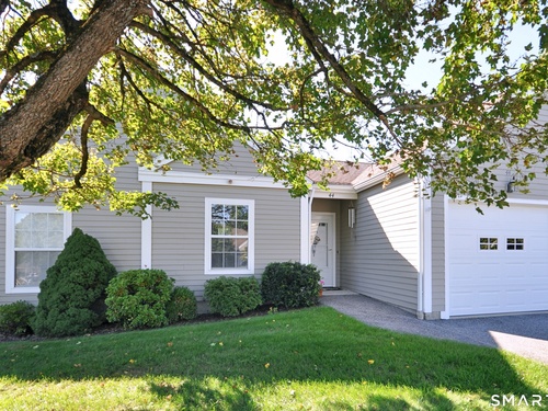  condo home for sale located at 44 Elizabeth Circle, 44, Newtown, CT 06482