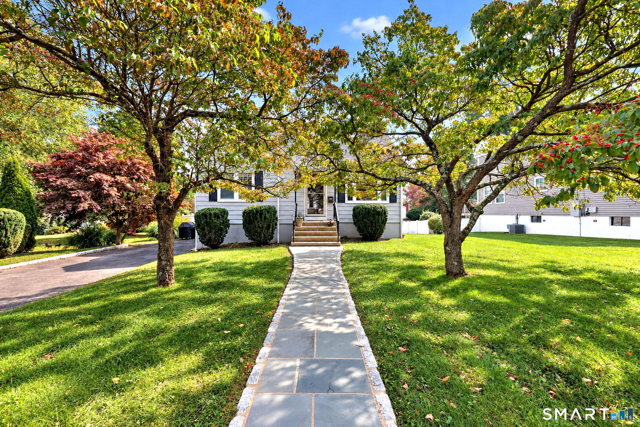 71 Country Road, Fairfield, CT 06824 | For Sale at $879,000