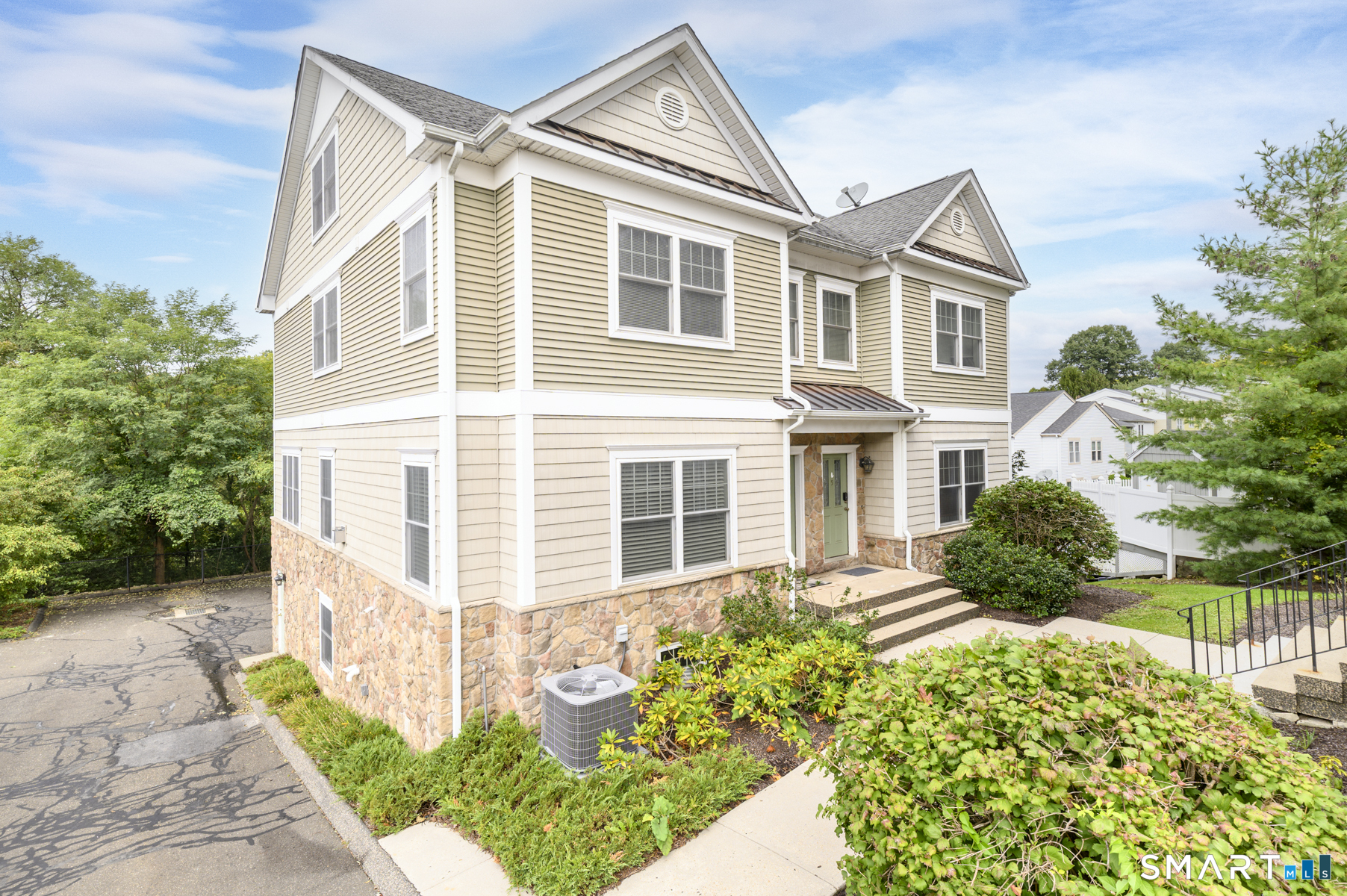 109 Park Avenue, 6, Danbury, CT 06810 | For Sale at $549,000