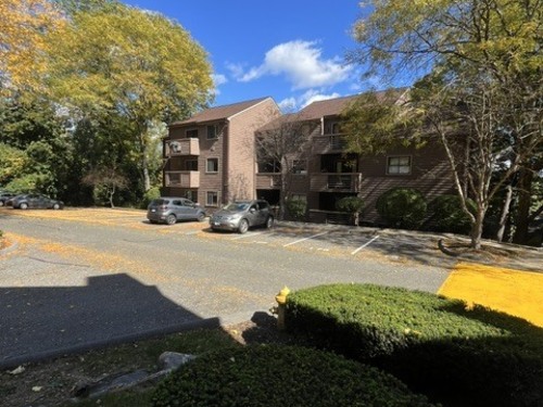  condo home for sale located at 166 Old Brookfield Road, 20b2, Danbury, CT 06811