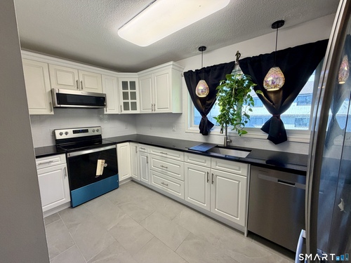  condo home for sale located at 27 Crows Nest Lane, 18r, Danbury, CT 06811